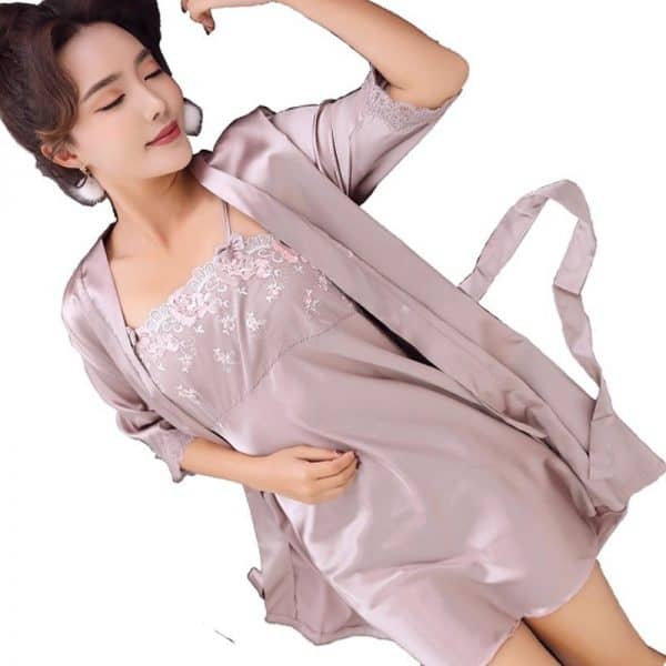 Cô nàng gầy nên chọn kiểu váy ngủ gợi cảm nào? 1 váy ngủ gợi cảm