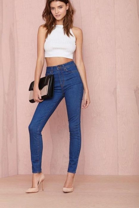Áo croptop kết hợp với quần skinny jeans