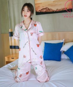 Pijama lụa tơ họa tiết gấu chữ hồng cao cấp PJ365 3 Pijama lụa tơ họa tiết gấu chữ hồng cao cấp PJ365 7