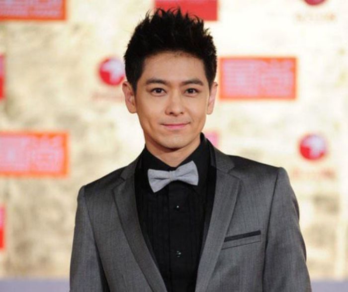 Lâm Chí Dĩnh là một ca sĩ, diễn viên chuyên nghiệp và tài năng của Cbiz