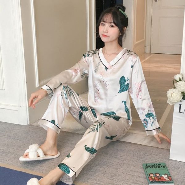 Bộ Pijama nữ chất phi lụa hoạ tiết hoa lá tạo nét lịch sự và dễ thương