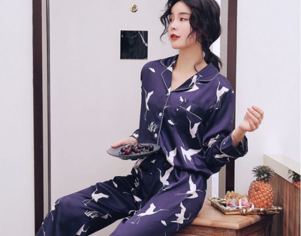 Bộ đồ ngủ được thiết kế bằng chất vải lụa phi bóng mềm và nhẹ 