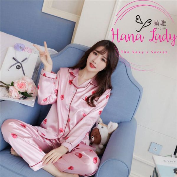Mẫu Pijama họa tiết trái dâu hồng được thiết kế với chất liệu lụa cao cấp