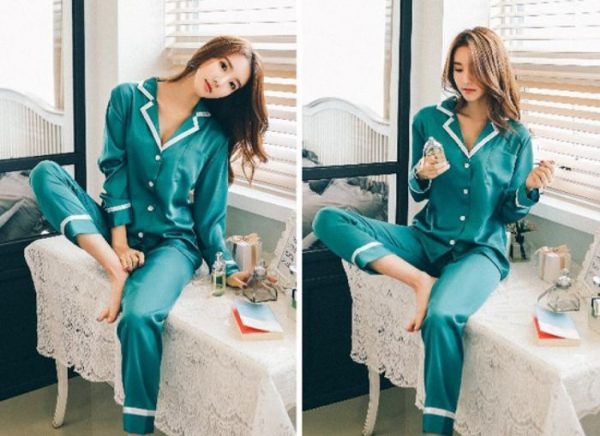 Sản phẩm gây ấn tượng với chiếc cổ áo bẻ hình chữ V độc đáo