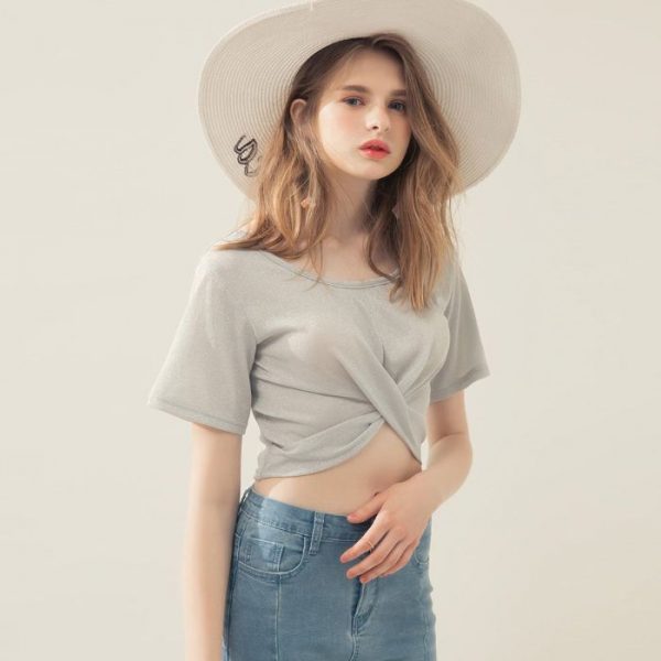 Áo croptop có đặc trưng là kích thước ngăn giúp phô trọn vòng eo con kiến