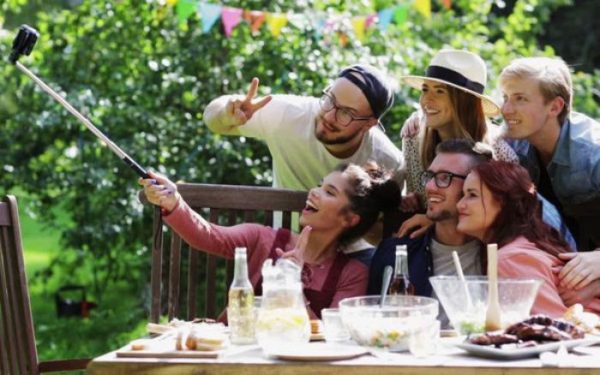 Biến cuộc hẹn thành một buổi tụ tập bạn bè