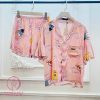 Pijama lụa cánh tiên họa tiết chữ báo hồng cao cấp PJ448 1 Pijama lụa cánh tiên họa tiết chữ báo hồng cao cấp PJ448 1