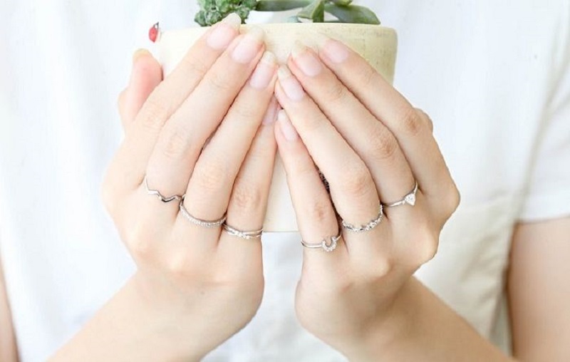 Ý nghĩa ngón tay đeo nhẫn mang thông điệp gì? 1 Ý nghĩa ngón tay đeo nhẫn là gì?