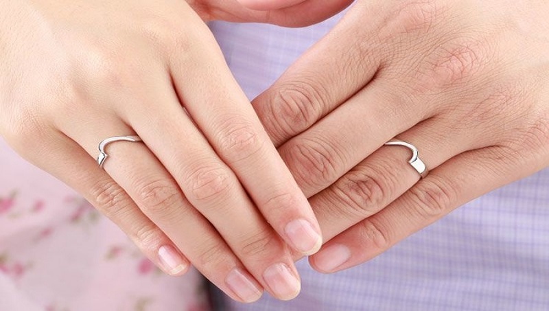 Ý nghĩa ngón tay đeo nhẫn mang thông điệp gì? 2 Mỗi ngón đeo nhẫn đều mang ý nghĩa khác nhau