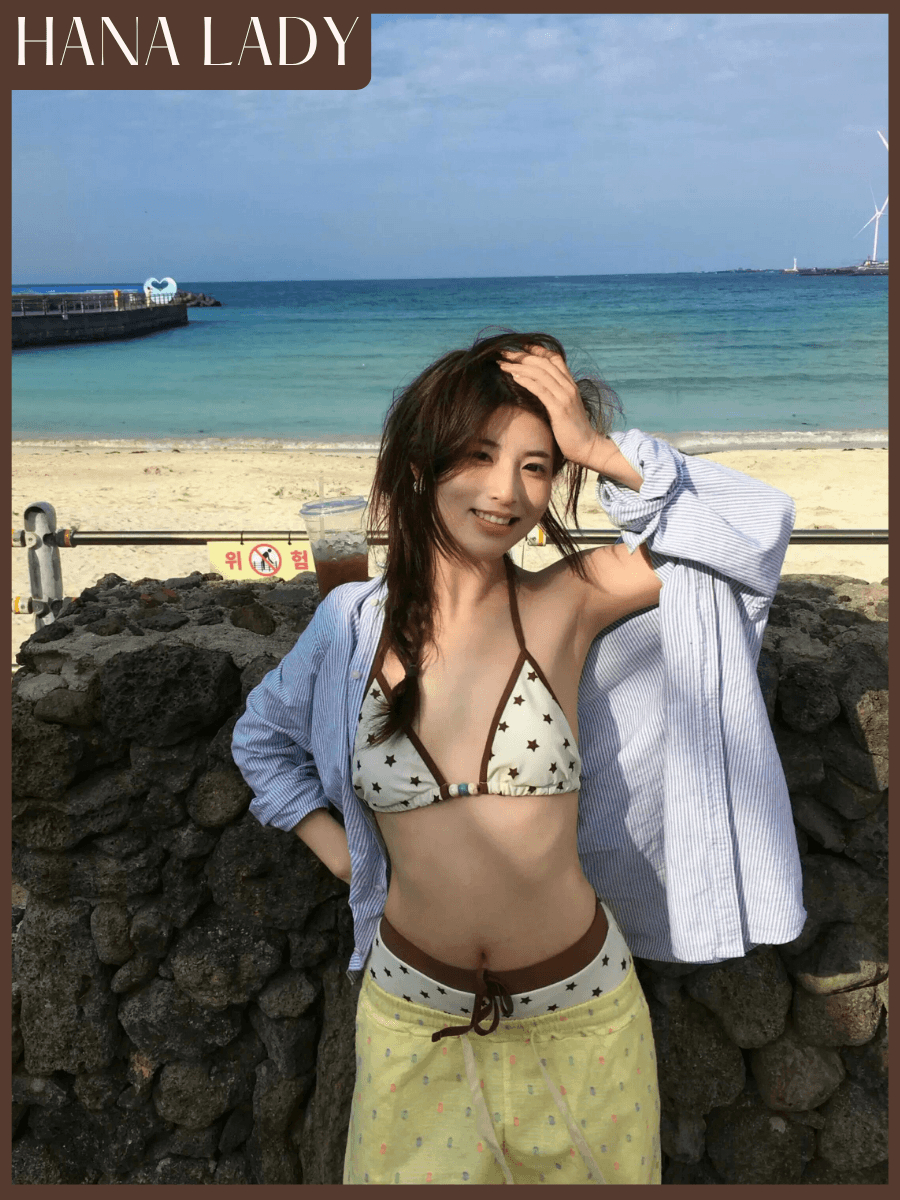 main-03 Bikini 2 Mảnh Đi Biển Màu Vàng Phối Nâu Tây, Set Đồ Bơi Quần Cạp Thấp Họa Tiết Ngôi Sao Hottrend HanaLady - BN182 7